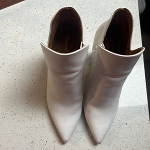 White textured bootie